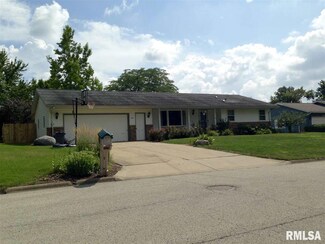 504 W Gloria Dr, Eureka, IL 61530