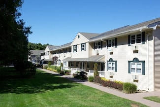 280 Belmore Ave Unit 122, East Islip, NY 11730