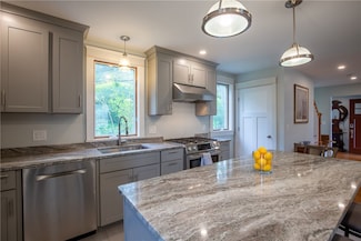5 Gillies Ct, Newport, RI 02840