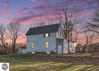 745 Sunnyside Dr, Cadillac, MI 49601