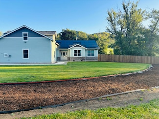 707 Wards Creek Rd, Rogue River, OR 97537