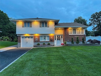 6 Wyoming St, ComMacK, NY 11725