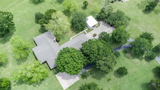 15151 Lakeview Dr, Beach City, TX 77523
