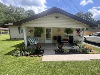 136 Old Detour Rd, Sophia, WV 25921