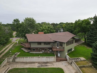 1230 Chalkstone Dr, Mitchell, SD 57301