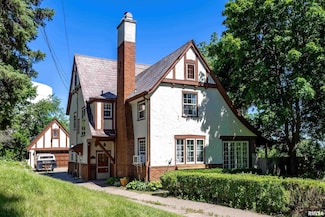 1027 Wilkes Ave, Davenport, IA 52804