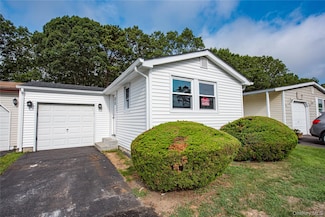 145 Village Cir W, Manorville, NY 11949