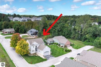 130 Summerset Ct, Suttons Bay, MI 49682