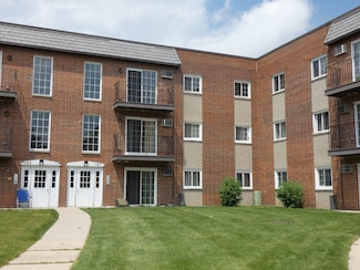 121 W Elk Trail Unit 221, Carol Stream, IL 60188