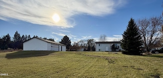 2120 Coulee Dr N, Mandan, ND 58554