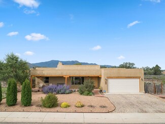 208 Las Olas Dr, Taos, NM 87571