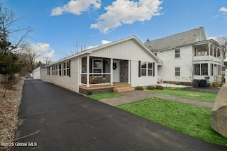 24 Oak St, Corinth, NY 12822