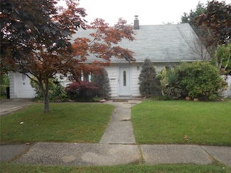 14 Vermont St, Lindenhurst, NY 11757