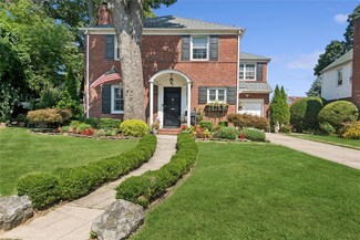 2 Lake Dr N, Valley Stream, NY 11580