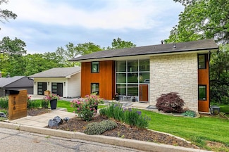 736 Foster Dr, Des Moines, IA 50312