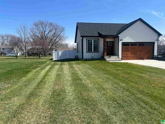 523 4th St, Onawa, IA 51040