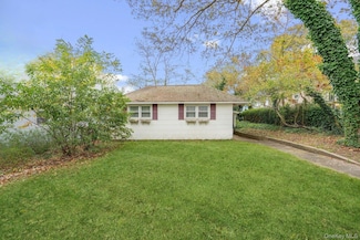 113 Overlook Dr, Mastic, NY 11950