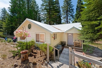 930 Davis Place Rd, Mount Shasta, CA 96067
