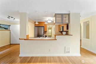 732 11th Ave E Unit 101, Seattle, WA 98102