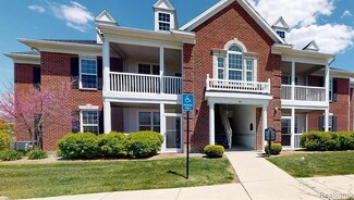 1030 W Summerfield Glen Cir, Ann Arbor, MI 48103