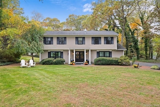 442 Hoffman Ln, Hauppauge, NY 11788