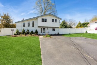 8 Woody Ln, Oakdale, NY 11769
