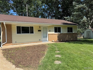 7040 Clover Ln, Hazelwood, MO 63042