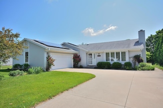 8220 S Wildwood Dr, Oak Creek, WI 53154