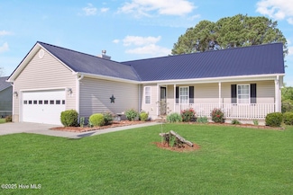 121 Lawndale Ln, Sneads Ferry, NC 28460