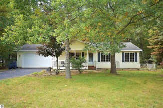 1815 Green Oaks Dr, Interlochen, MI 49643