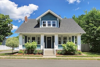 16 Strong Ct, Plainville, CT 06062
