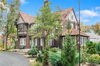 27 Ridgemoor Dr, Saint Louis, MO 63105