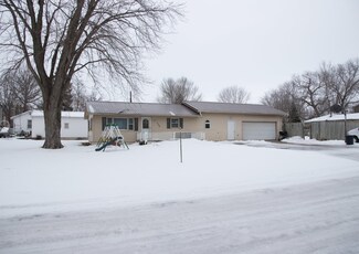 1302 Pike St, Columbus Junction, IA 52738