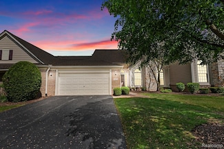16814 Lochmoor Cir W, Northville, MI 48168