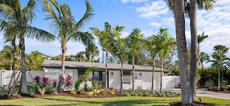 7701 Palm Dr, Holmes Beach, FL 34217