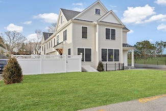 32 Kingsbury St Unit 1, Wellesley Hills, MA 02481