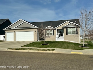 2418 Prairie Oak Dr, Dickinson, ND 58601