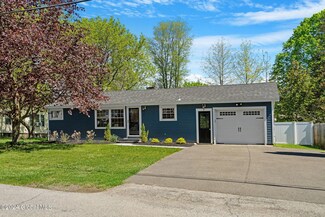 7 Edgewood St, Guilderland, NY 12084