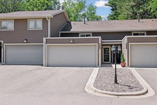 9556 Trail Rd E, Bloomington, MN 55420