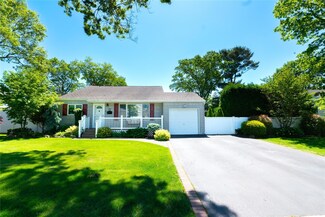 33 Woodland Ave, Farmingdale, NY 11735