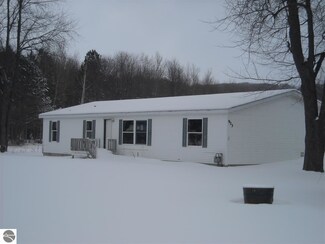 923 Hall St, Frankfort, MI 49635