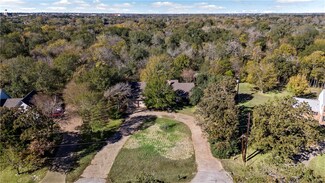 7096 Wood Oaks Dr, Bryan, TX 77808
