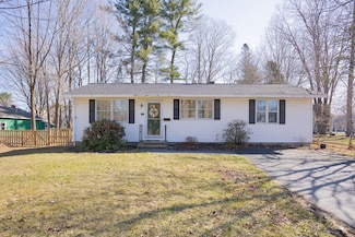 107 Elm St, Farmington, ME 04938