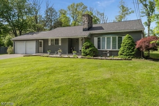 16 Circle Dr, Flemington, NJ 08822