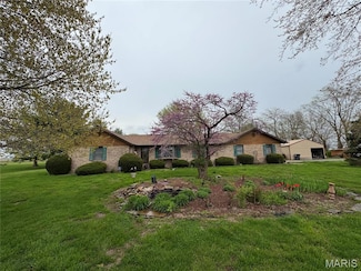 1104 Summerfield Rd, Saint Jacob, IL 62281
