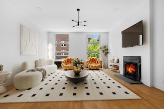 33 W 9th St, New York, NY 10011