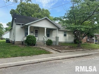 1001 E Esther St, Taylorville, IL 62568