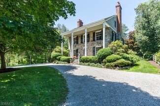 1 Robins Ln, Kinnelon, NJ 07405
