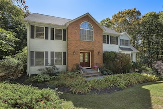 6 Pinewood Dr, New Fairfield, CT 06812