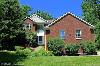 785 Pathway Dr, Howell, MI 48843